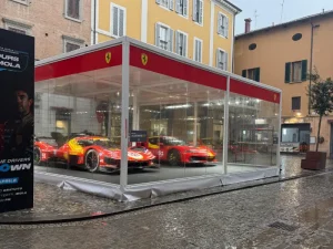 allestimento-per-spazio-espsitivo-ferrari-con-designer-e-installatori