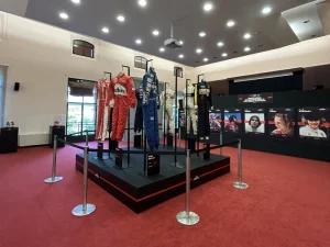 esposizione-museale-tute-da-corsa-storiche