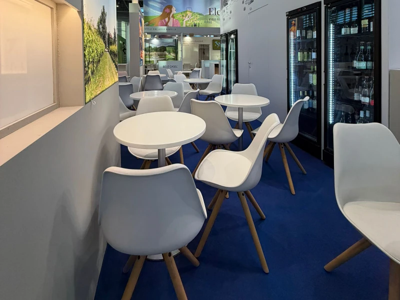 noleggio-per-fiere-di-sedie-e-tavoli-bianchi-in-stile-scandinavo