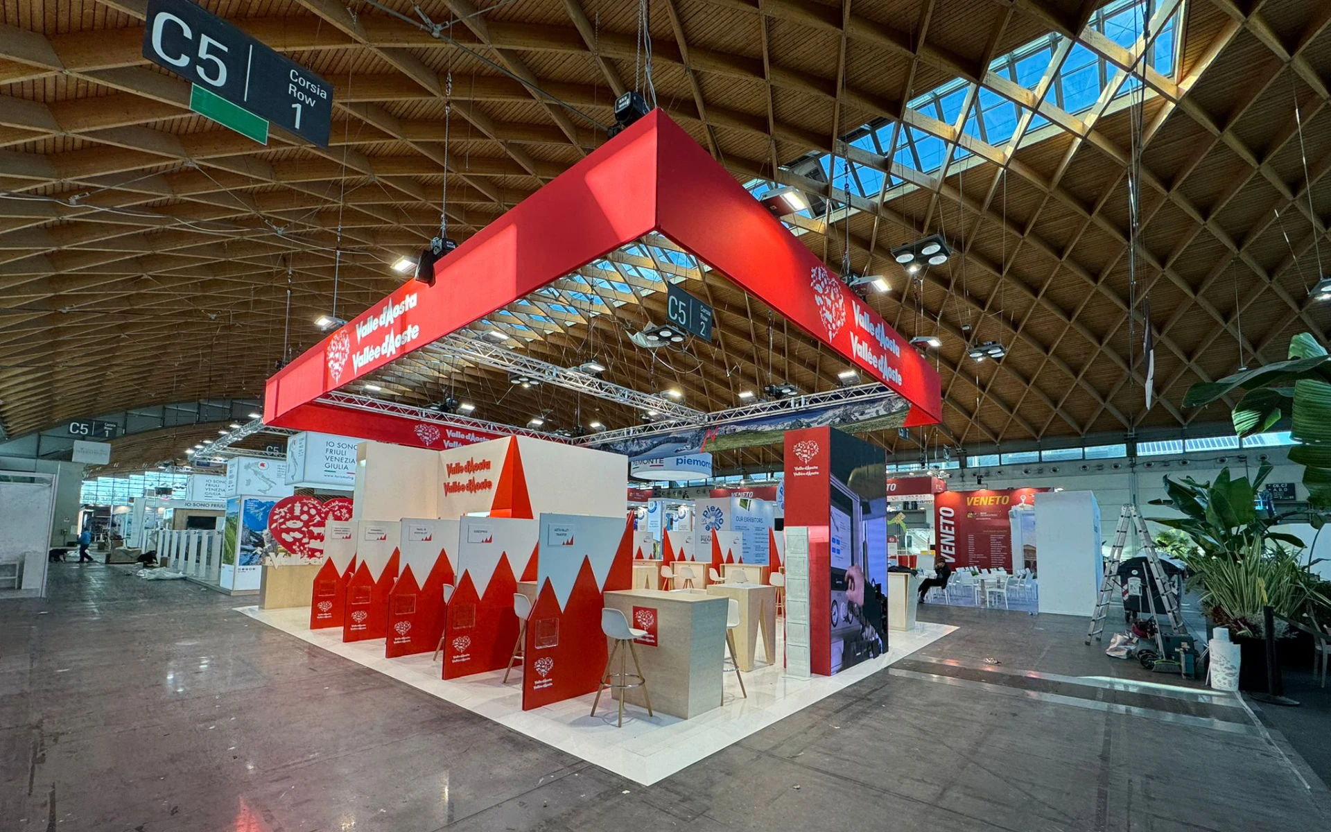 stand-con-scritta-rossa-per-una-esposizione